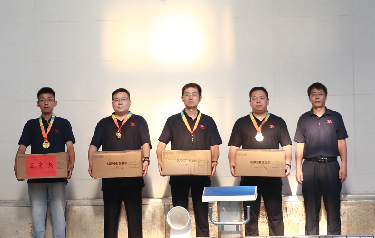 04-公司總工程師楊祥強為榮獲個人項目第五名的：第一工程公司謝瀟劍、洛陽分公司孫攀鋒、項目管理部魏洪峰、駐馬店分公司頓健楠 頒獎表彰.JPG